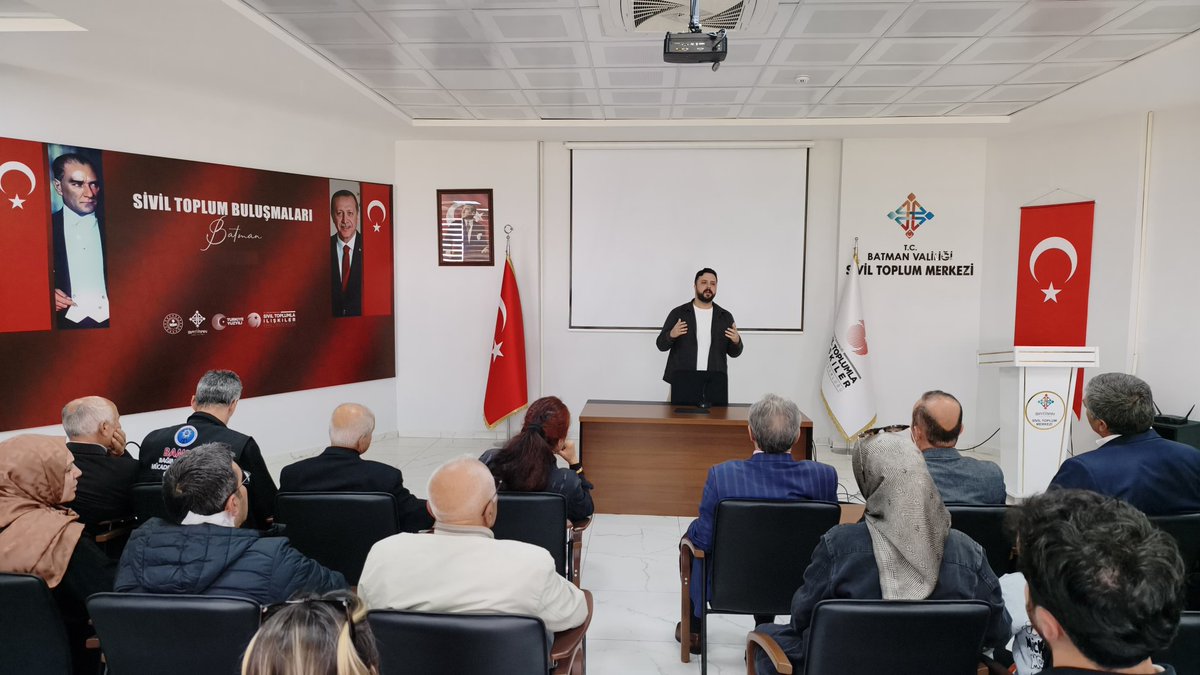 batmanstim's tweet photo. SAĞLIKTA FARKINDALIK BULUŞMASI: STK TEMSİLCİLERİNE YÖNELİK GENEL CERRAHİ EĞİTİMİ YOĞUN İLGİ GÖRDÜ

Türkiye’de ilk ve tek olma özelliği taşıyan Batman Sivil Toplum Merkezi’nde, sivil toplum kuruluşu temsilcilerine yönelik “Vücudumuzu ve Sağlığımızı Tanıyalım: Genel Cerrahi ve Vücut Sağlığı Eğitimi” gerçekleştirildi.

İl Sağlık Müdürlüğü iş birliğiyle düzenlenen program kapsamında Genel Cerrahi Uzmanı Dr. Basrican İNCE tarafından katılımcılara genel cerrahi alanı, vücut sağlığının korunması, yaygın hastalıklar ve erken teşhisin önemi hakkında kapsamlı bilgilendirme yapıldı.

Eğitimde; sağlıklı yaşam alışkanlıkları, düzenli kontrollerin önemi, cerrahi müdahale gerektiren durumlar ve günlük yaşamda dikkat edilmesi gereken sağlık tedbirleri gibi konular ele alındı. Katılımcıların yoğun ilgi gösterdiği programda, sağlık alanında farkındalığın artırılmasına yönelik önemli bilgiler paylaşıldı.

Program sonunda katılımcılar tarafından yöneltilen sorular yanıtlanarak karşılıklı bilgi alışverişinde bulunuldu. Bugün gerçekleştirilen eğitime yoğun katılım sağlandığı gözlemlenirken, programın sivil toplum kuruluşlarının sağlık alanındaki bilinç düzeyinin artırılmasına katkı sağlaması hedeflenmektedir.

Bu tür eğitim faaliyetlerinin hayata geçirilmesine öncülük eden ve Türkiye’de ilk ve tek olan Batman Sivil Toplum Merkezi binasının ilimize kazandırılmasını sağlayan Batman Valisi Sayın Ekrem CANALP’e teşekkür edildi.