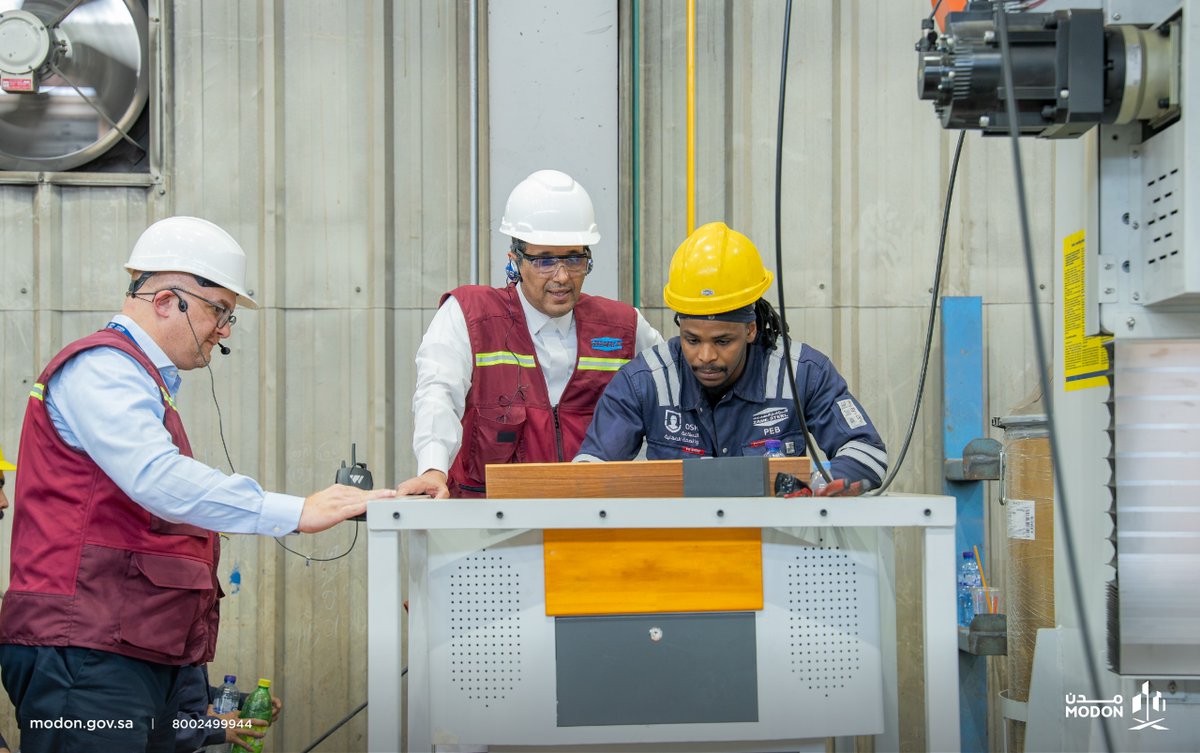 modon_ksa's tweet photo. سعادة الرئيس التنفيذي لـ "مدن" المهندس ماجد العرقوبي يتفقد مصنع الزامل للمباني الحديدية؛ إسهامًا في دعم المشاريع الكبرى في المدينة الصناعية الأولى بالدمام. https://t.co/lxr5eAHB1D