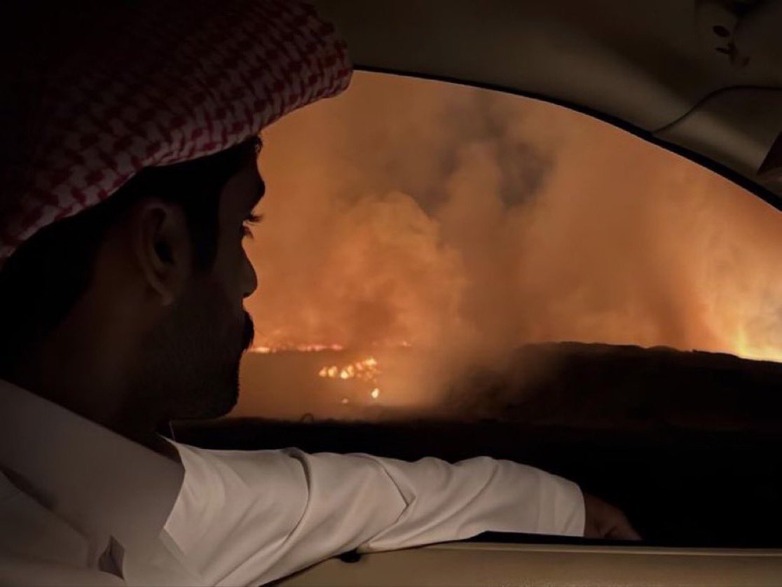 taiiw16's tweet photo. كَن الحشا يوقد بوسطه سعيره
نار الغلا لا اشتد بالشوق كيره

أبني من الآمال قصرٍ وأديره
وعزّي لمن ضاعت بليلة مسيره https://t.co/DQrKhIUkgj