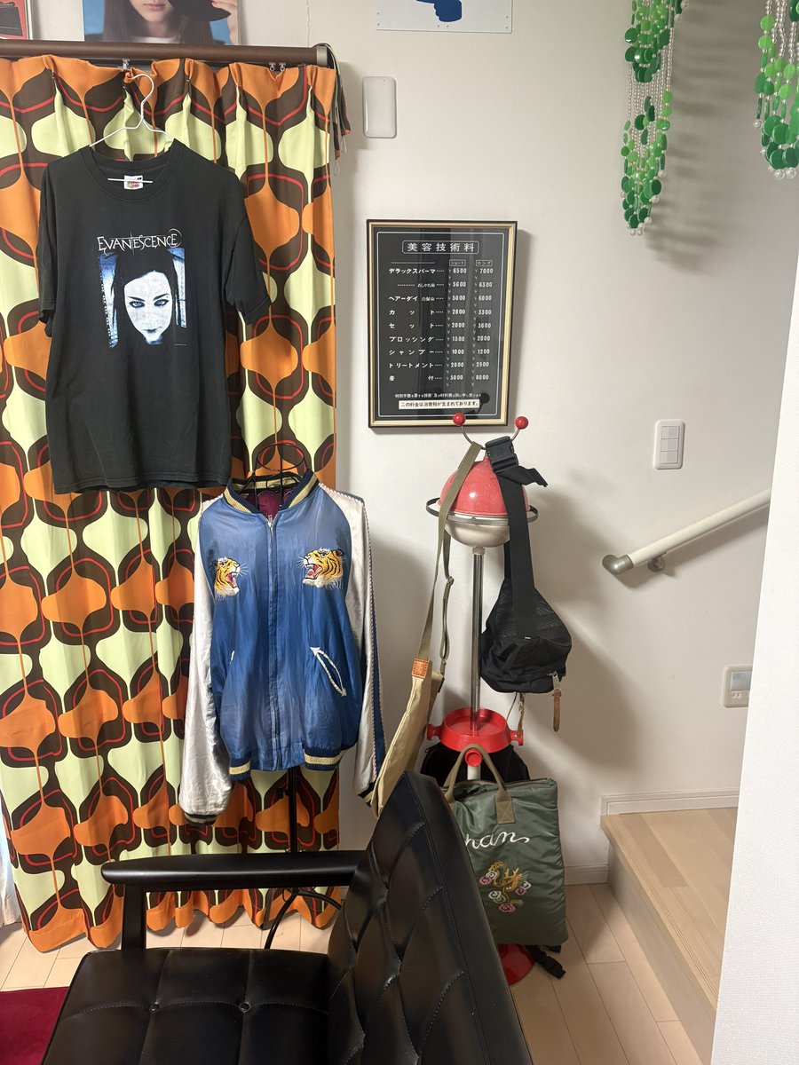 スペースエイジなポールハンガーを買った👕
ちょうどカバン掛けが無かったので早速使おうと思います🛍️