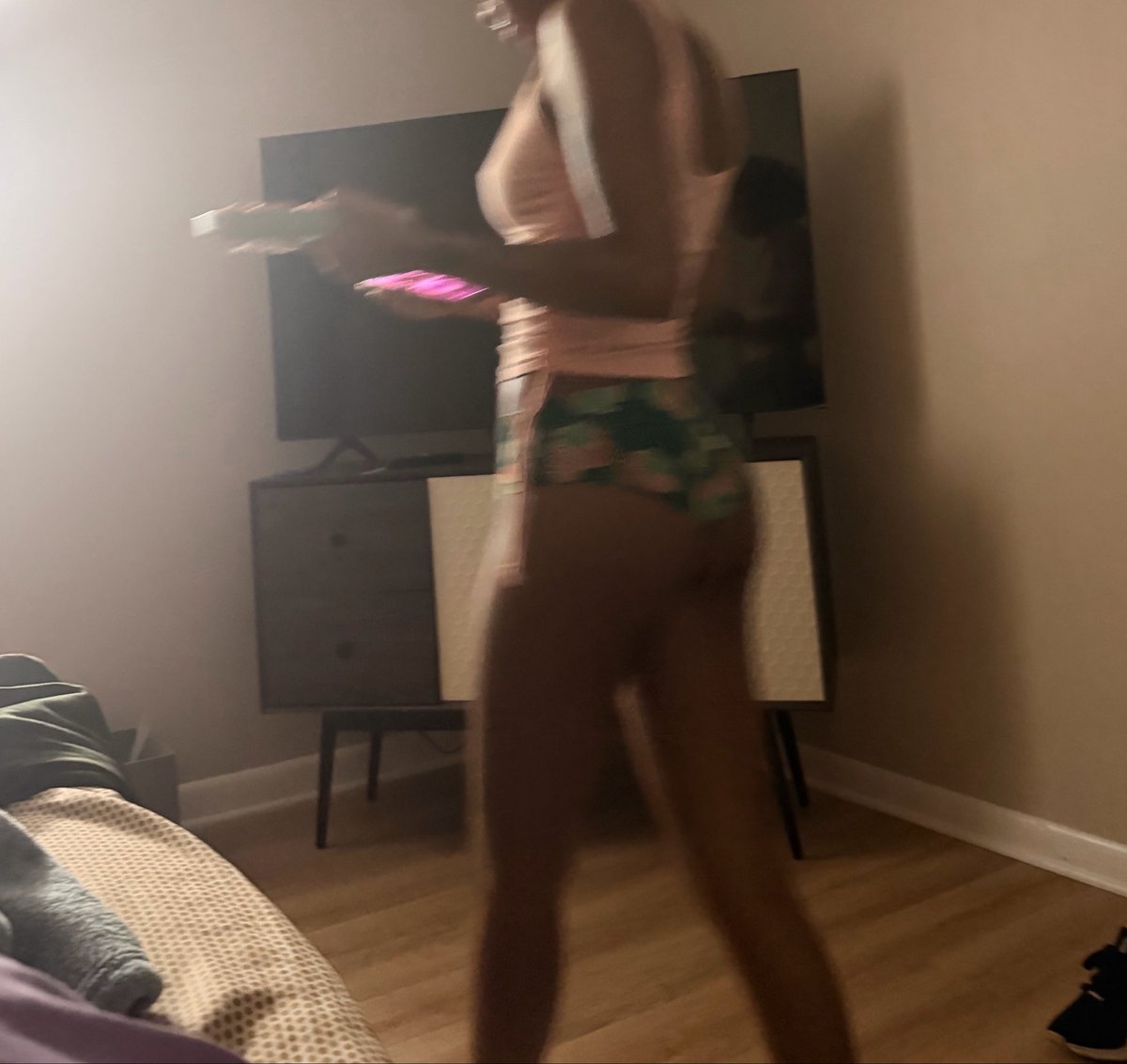 dd22975's tweet photo. when she comes home from work i’m taking more 📸 https://t.co/DRFBipkPvI