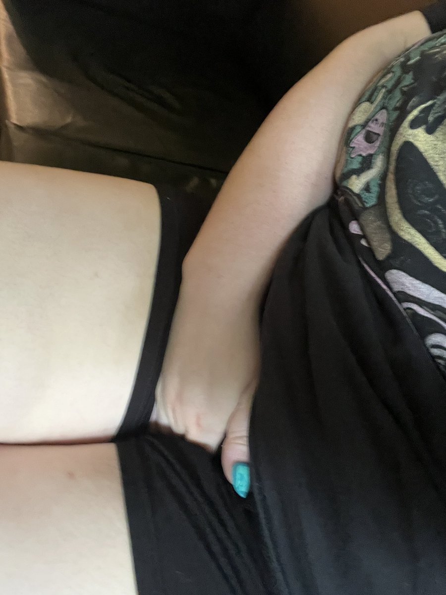Random583012856's tweet photo. I’m home alone and kinda need to pee🙃 might as well hold it for a while. But where should I pee?? Give suggestions? ;) #omorashi #pee #holding https://t.co/LTSZ5WdLK3