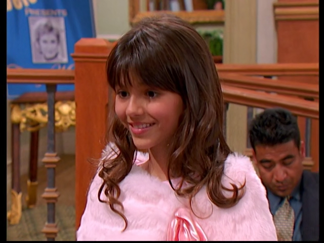 DailyVicJustice's tweet photo. 📸| Gallery Update | Television Productions | 267 screen captures of @VictoriaJustice as Rebecca in season one, episode two of The Suite Life of Zack and Cody.

🔗https://t.co/w56yoz5Dxz https://t.co/Cb0wgalDhU