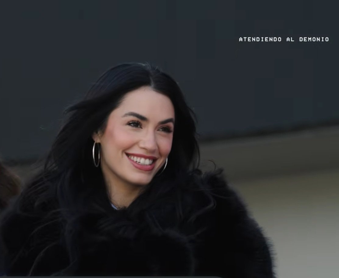 originalespos's tweet photo. En la primera foto ella emocionada preparandose por su primer Opera, en la segunda ella feliz viendo el estadio River que en un mes estara de nuevo allí con dos shows sold out. La misma sonrisa, la misma emoción, la misma pasión. Merece todo y nadie puede decir lo contrario. ❤️ https://t.co/UdCZxSeWyw