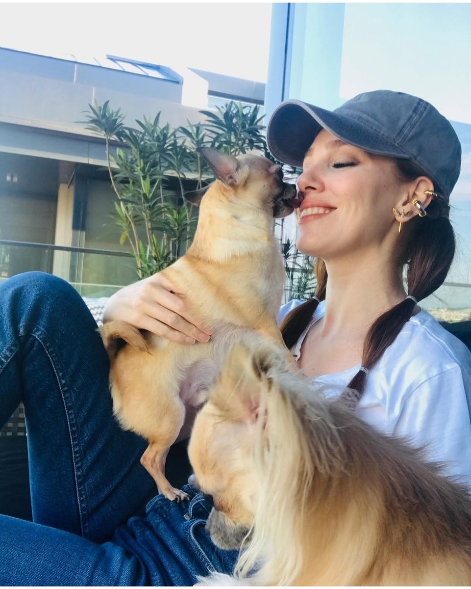 maviyesil8587's tweet photo. 8 mayıs 2020 #tbt si 🥹
#windu
#pademe
#ElçinSangu https://t.co/rP3LrMxkpp