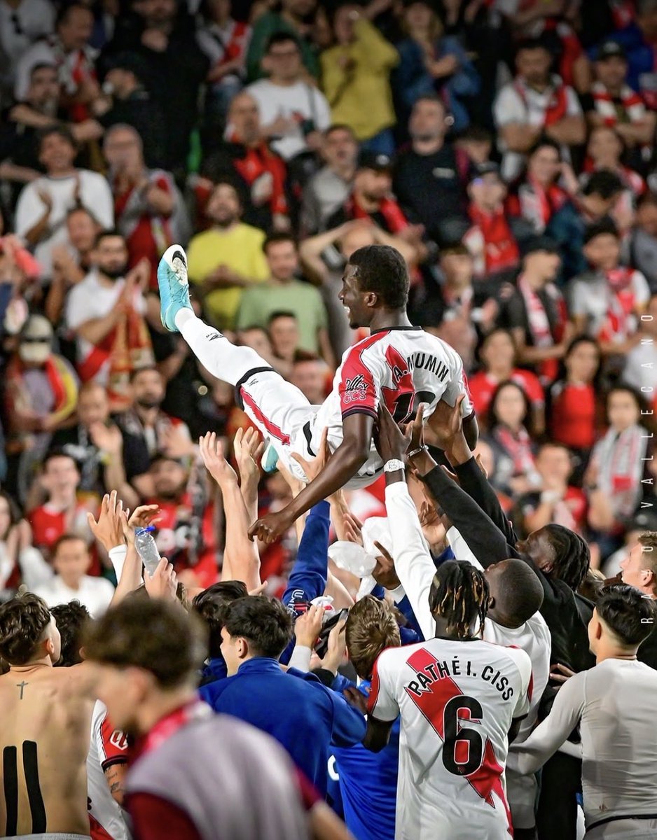 luisfernanfilho's tweet photo. o Rayo Vallecano e seu povo jogarão sua primeira final europeia.

Rayo, Vallecas e todo o bairro operário que resistiu ao tempo, assim como o clube espanhol.

o “lado B” de Madri, o lado marginalizado da grande capital espanhola.

Vallecas vai à final da Conference League. 

o bairro dos operários vai desafiar a Europa pela primeira vez.