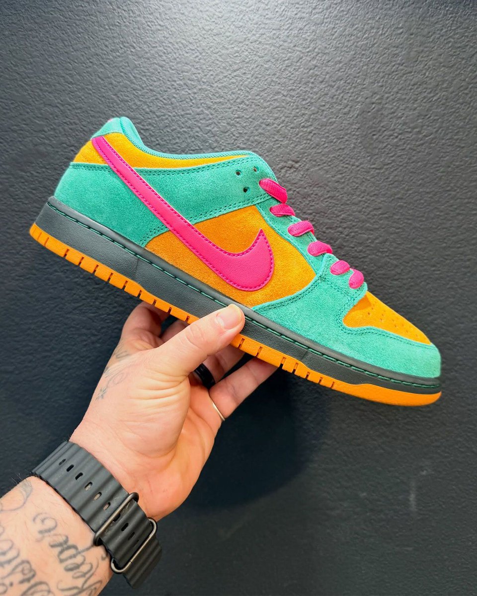 Sneaker News tweet media