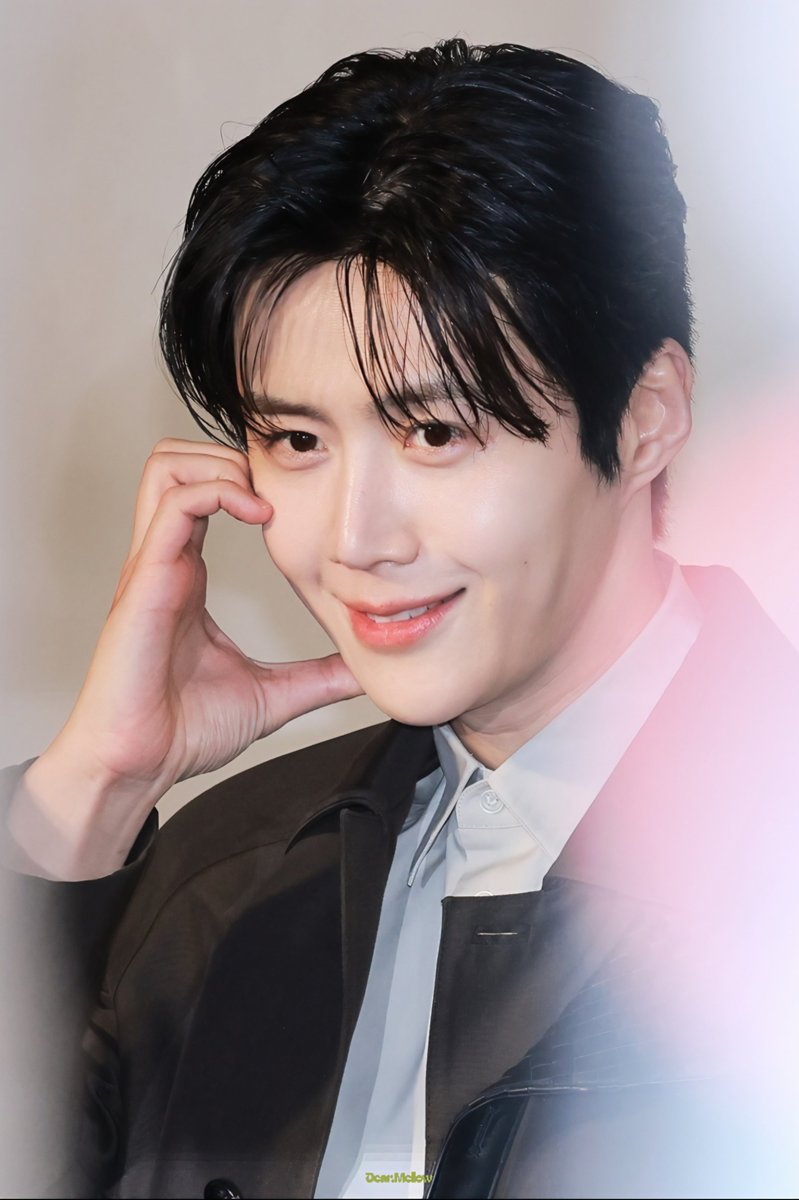 d_mellow_508's tweet photo. RE-UP)) 260128 보테가베네타 HQ 

저의 첫 서노 담은 애착 사진✨️💕
오래 오래 이쁜 사진 담을 수 있게
건강하게 행복하게 활동해주길🥰

#김선호 #キムソンホ #キムソノ  #kimseonho  #金宣虎 https://t.co/HiVsaSU625