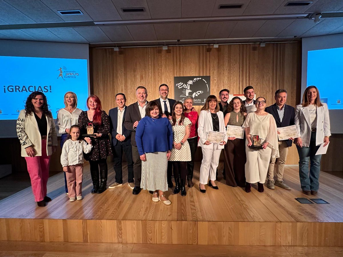 juliancanocmt's tweet photo. Hoy, en el @MuPaclm en Cuenca, un servidor y @RaquelSalinero hemos recibido el tercer Premio de la @AP_Cuenca por el capítulo de #HéroesAnónimos Reconecta, Guardianes del Bosque, emitido en @CMM_es. Felicidades a tod@s l@s premiad@s.

Héroes suma ya 6️⃣1️⃣ Premios.

Muchas GRACIAS https://t.co/OwUTx1Z08Z