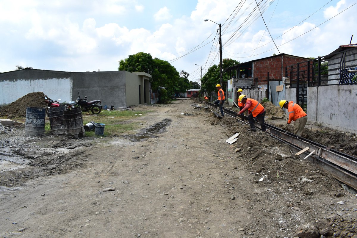 BDEcuadorBP's tweet photo. #BDEenTerritorio | 🚧 Con el liderazgo del presidente @DanielNoboaOk, seguimos construyendo #Colimes
✅ Impulsamos el progreso del cantón con la rehabilitación y pavimentación asfáltica de calles en los barrios 24 de Mayo y Desmond Dalton, con un financiamiento de USD 962.586.
📍 El #GerenteLitoralBDE, Daniel Cevallos, junto a Jack Aragundi, Jefe Político del cantón #Guayaquil (e) y el alcalde Álex Quinto, recorrieron la obra, constatando su avance del 40%, que beneficiará directamente a 7.922 habitantes.
#GestiónQueTransformaTerritorio