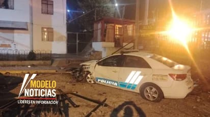 #Quito | Patrulla #policial protagonizó un #accidente en Chillogallo, tras chocar contra motocicletas y un cerramiento. El conductor, un agente vestido de civil, se habría negado a la #pruebadealcoholemia. El hecho dejó daños materiales y es investigado por las #autoridades.