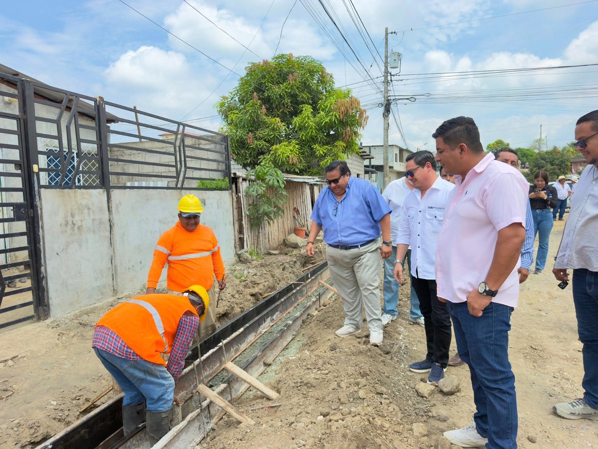 BDEcuadorBP's tweet photo. #BDEenTerritorio | 🚧 Con el liderazgo del presidente @DanielNoboaOk, seguimos construyendo #Colimes
✅ Impulsamos el progreso del cantón con la rehabilitación y pavimentación asfáltica de calles en los barrios 24 de Mayo y Desmond Dalton, con un financiamiento de USD 962.586.
📍 El #GerenteLitoralBDE, Daniel Cevallos, junto a Jack Aragundi, Jefe Político del cantón #Guayaquil (e) y el alcalde Álex Quinto, recorrieron la obra, constatando su avance del 40%, que beneficiará directamente a 7.922 habitantes.
#GestiónQueTransformaTerritorio