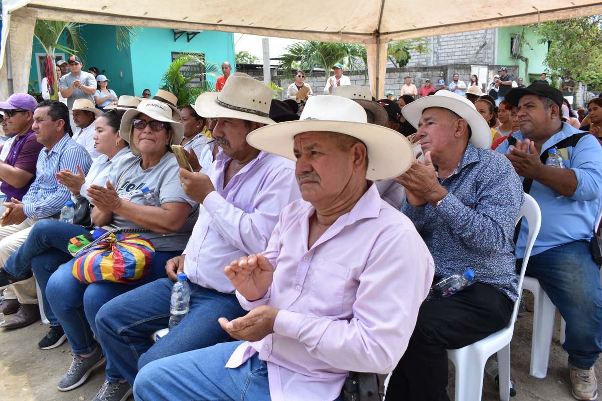 BDEcuadorBP's tweet photo. #BDEenTerritorio | 🚧 Con el liderazgo del presidente @DanielNoboaOk, seguimos construyendo #Colimes
✅ Impulsamos el progreso del cantón con la rehabilitación y pavimentación asfáltica de calles en los barrios 24 de Mayo y Desmond Dalton, con un financiamiento de USD 962.586.
📍 El #GerenteLitoralBDE, Daniel Cevallos, junto a Jack Aragundi, Jefe Político del cantón #Guayaquil (e) y el alcalde Álex Quinto, recorrieron la obra, constatando su avance del 40%, que beneficiará directamente a 7.922 habitantes.
#GestiónQueTransformaTerritorio