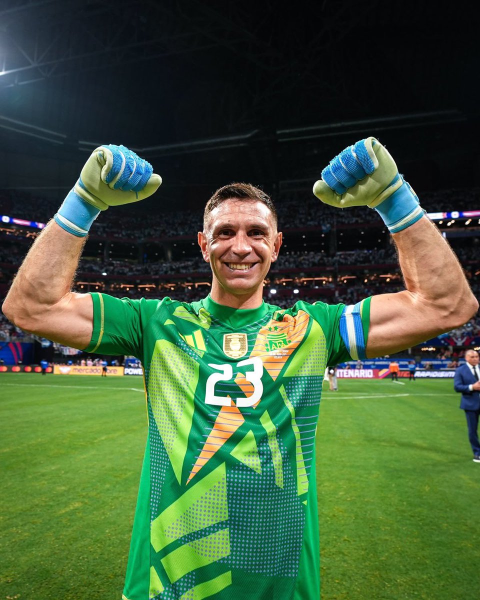 Tobs_fc's tweet photo. He took Argentina to 4 finals and won all four. He has now taken Aston Villa to their first European final in 13 years. 

Emi Martinez. Take a bow. 🌟 https://t.co/7NXyfMJyvn
