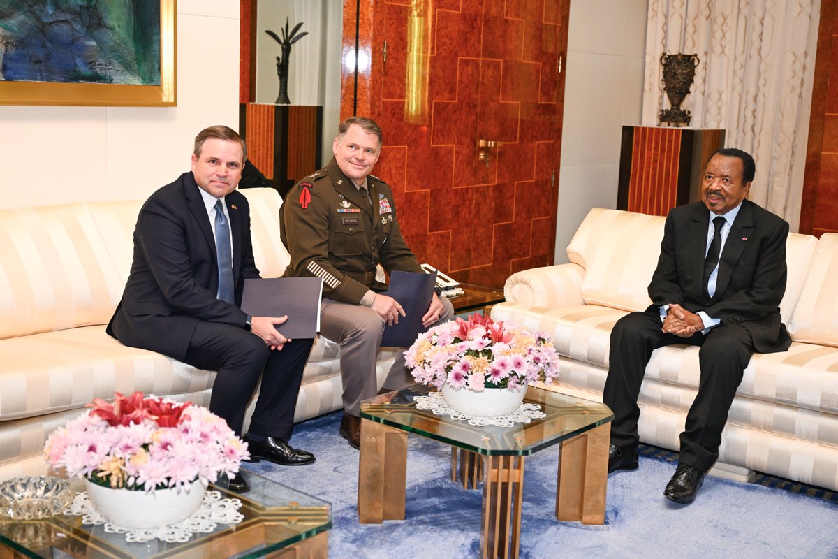 🇨🇲🇺🇸
Tonight, I conferred with General John William Brennan Jr., Deputy Commander of United States Africa Command (USAFRICOM), regarding our nations’ collaborative endeavours to combat terrorism.

#PaulBiya
#Cameroon