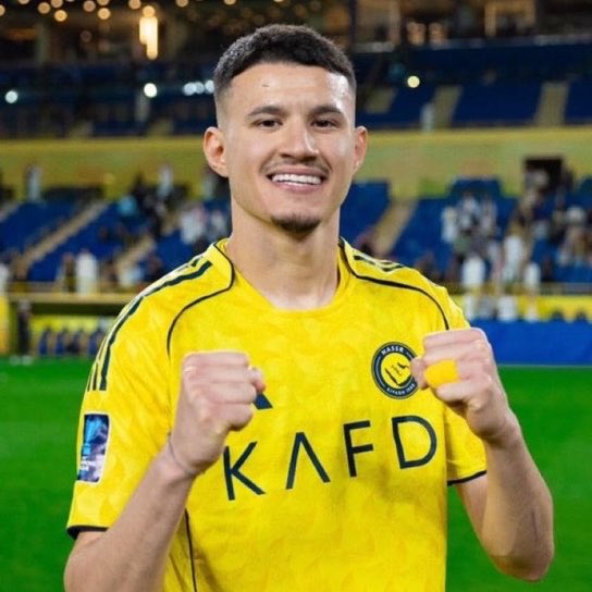 لاعب تاريخي بكل مباراه ينزل فيها يقدم كل مايملك 
عشان هالشعار والجمهور ماقد نزل من الدكه الا وهو مساهم

عبدالله الحمدان لاعب احترمه جدًا جدًا جدًا💛