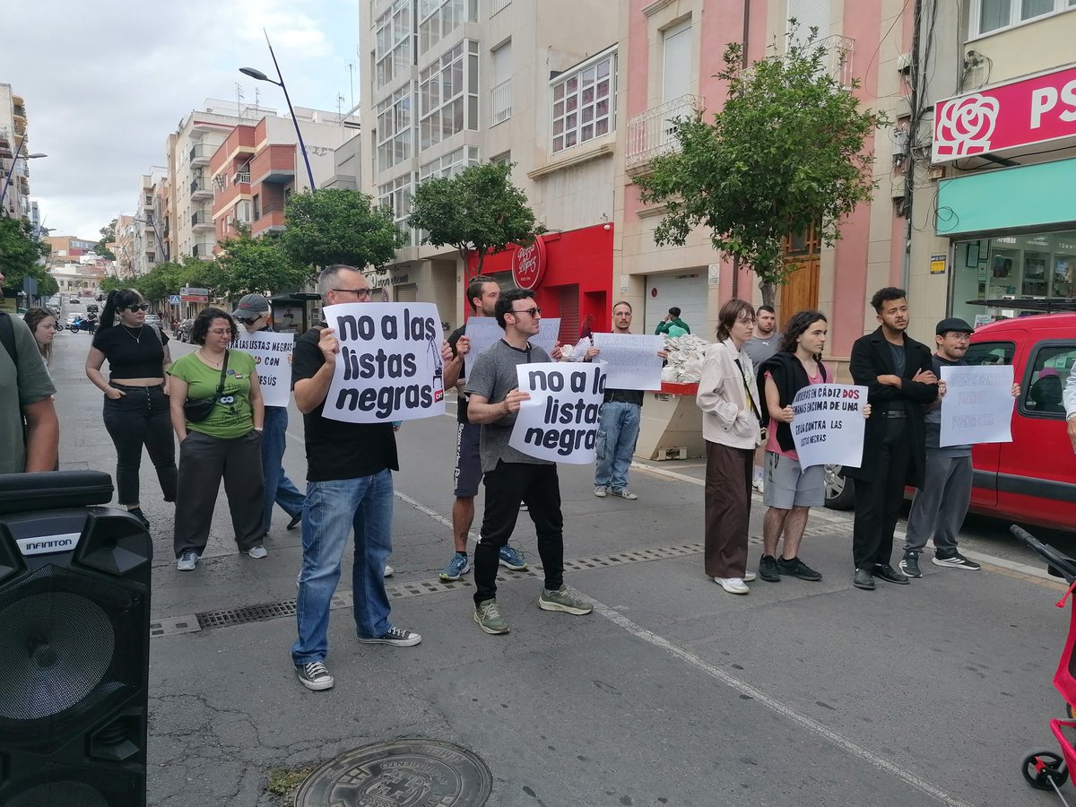 Compañer@s de CNT presentes en la concentración  convocada frente a la sede del PSOE en Almería.

Basta de vetar  a Jesús y Manuel en el metal de Cádiz. 

No a las lista negras!!

Basta de represión al sindicalismo combativo!! ✊🏼