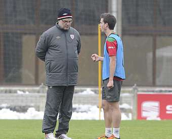 Íñigo Pérez, primer entrenador en la historia que clasifica al Rayo Vallecano para una final europea, sobre la influencia de Marcelo Bielsa: "Marcelo te ayuda a bucear y profundizar en los aspectos fundamentales de la vida. Los jugadores estamos más en la superficialidad y nos