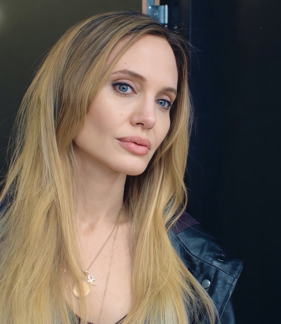 Angelina Jolie tweet media