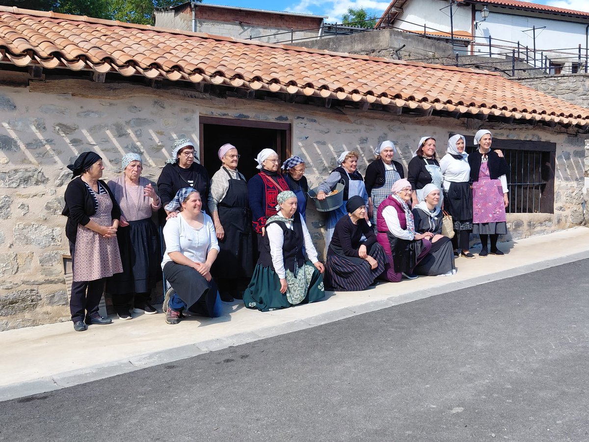 AcoaAke's tweet photo. 🧼 Homenaje a las lavanderas de #Kuartango y a todas las mujeres del Valle en el lavadero de #Arriano 📍 #Concejo de #Luna

💦 Kuartangoko latsariei omenaldia Arrianoko latsarrian 📸

@Kuartango_Udala @AnanakoKuadrila #Araba #Alava https://t.co/Gz93G79Ol6