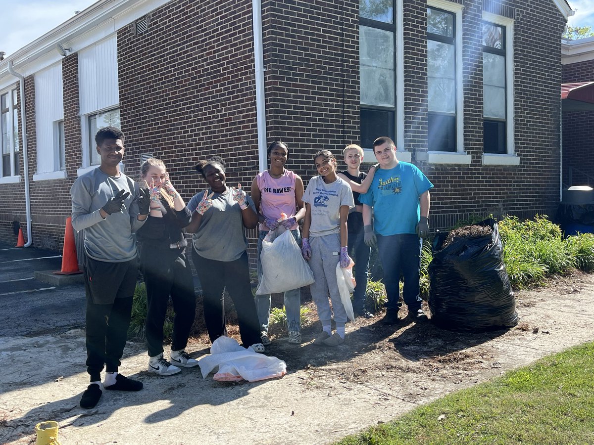 BMCougars's tweet photo. Thank you to members of FCA that wanted to stay after school and help clean out the flower beds. https://t.co/JXXgGdfQwj