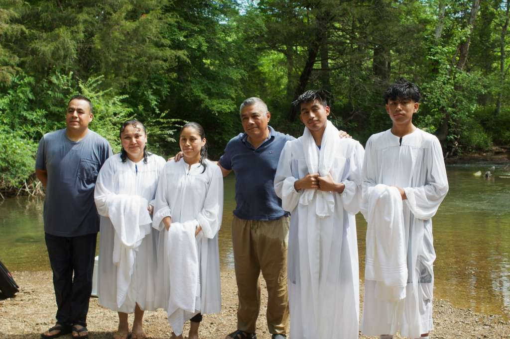 PlantingAlabama's tweet photo. Four lives made new! We are celebrating with Alving Lainez and Iglesia Bautista Aguas Vivas after a recent baptism service. God is faithfully building His church in Alabama.

🙏 Join us in praying for these new believers as they grow in their faith!
#PlantAlabama #Baptism https://t.co/fFOWCCRe71