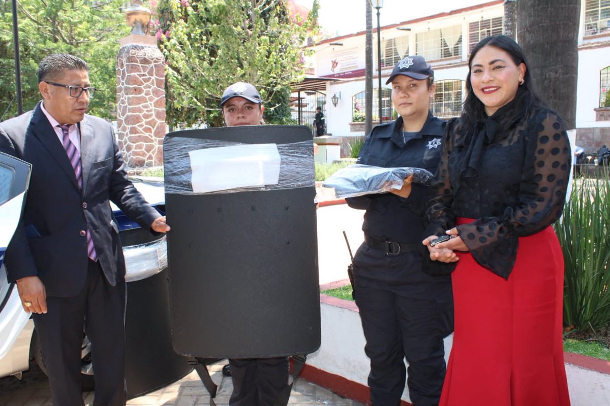 SecretariadoGEM's tweet photo. 📍 Temascaltepec 

Se llevó a cabo la 8ª Sesión Ordinaria del Consejo Municipal de Seguridad Pública, presidida por la Lic. Ahimelec Villa Peña, Presidenta Municipal Constitucional de Temascaltepec.

🔹 Durante la sesión se abordaron temas prioritarios en materia de seguridad y prevención, destacando la evaluación de control de confianza del Secretario Técnico y los trabajos de la Comisión de Servicio Profesional de Carrera.

🔹 Asimismo, se impulsaron acciones para fomentar la denuncia ciudadana, prevenir accidentes viales y fortalecer los trabajos del Subcomité del Fuego.

🔹 También se informó sobre las labores de rehabilitación del camino La Guacamaya – Rincón de Tequesquipan, derivadas de las obras en la carretera federal Toluca–Ciudad Altamirano.

🚔 Como parte del fortalecimiento institucional, se realizó la entrega de una patrulla, uniformes y escudos balísticos a elementos de Seguridad Pública Municipal.

🤝 Con estas acciones, se reafirma el compromiso de trabajar coordinadamente por la seguridad y bienestar de las familias de Temascaltepec.