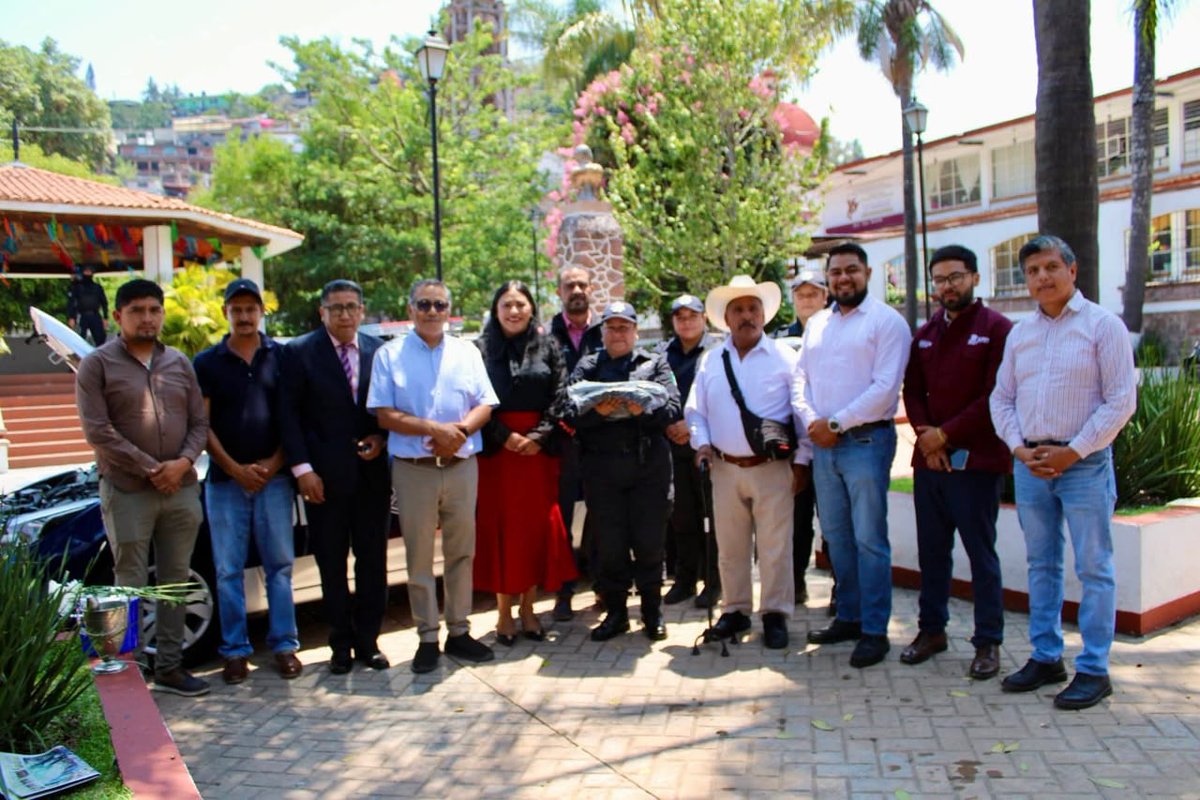 SecretariadoGEM's tweet photo. 📍 Temascaltepec 

Se llevó a cabo la 8ª Sesión Ordinaria del Consejo Municipal de Seguridad Pública, presidida por la Lic. Ahimelec Villa Peña, Presidenta Municipal Constitucional de Temascaltepec.

🔹 Durante la sesión se abordaron temas prioritarios en materia de seguridad y prevención, destacando la evaluación de control de confianza del Secretario Técnico y los trabajos de la Comisión de Servicio Profesional de Carrera.

🔹 Asimismo, se impulsaron acciones para fomentar la denuncia ciudadana, prevenir accidentes viales y fortalecer los trabajos del Subcomité del Fuego.

🔹 También se informó sobre las labores de rehabilitación del camino La Guacamaya – Rincón de Tequesquipan, derivadas de las obras en la carretera federal Toluca–Ciudad Altamirano.

🚔 Como parte del fortalecimiento institucional, se realizó la entrega de una patrulla, uniformes y escudos balísticos a elementos de Seguridad Pública Municipal.

🤝 Con estas acciones, se reafirma el compromiso de trabajar coordinadamente por la seguridad y bienestar de las familias de Temascaltepec.