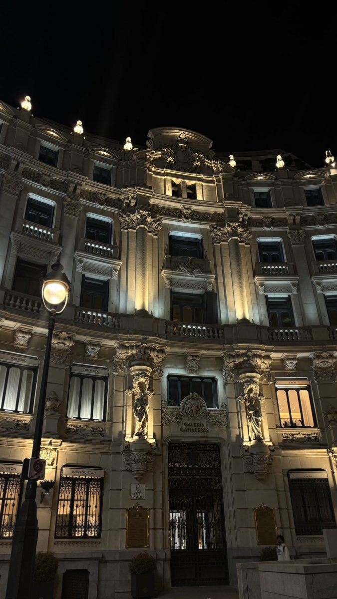 camMusiala's tweet photo. Madrid by night 🇪🇸 https://t.co/bBRdSmemz1