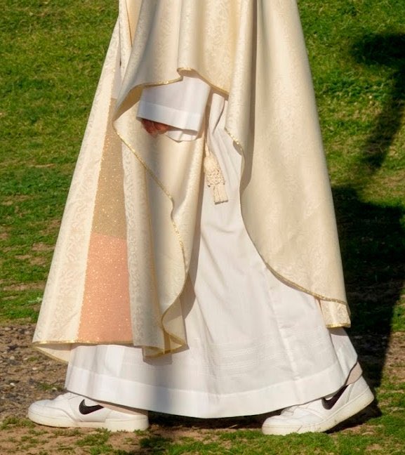🚨VEJA: Papa Leão XIV usando um tênis da Nike durante evento da Igreja Católica.