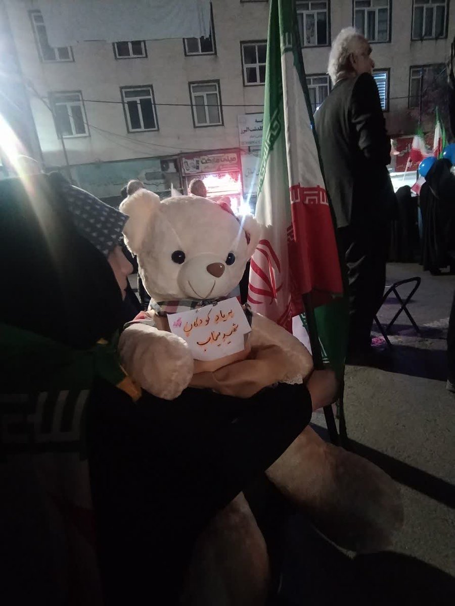دختربچه ای که با دست نوشته روی عروسکش به یاد شهدای میناب به راهپیمایی امام زاده حسن ( ع ) کرج آمده بود
 به نظر شما تصویر چه مفهومی دارد؟