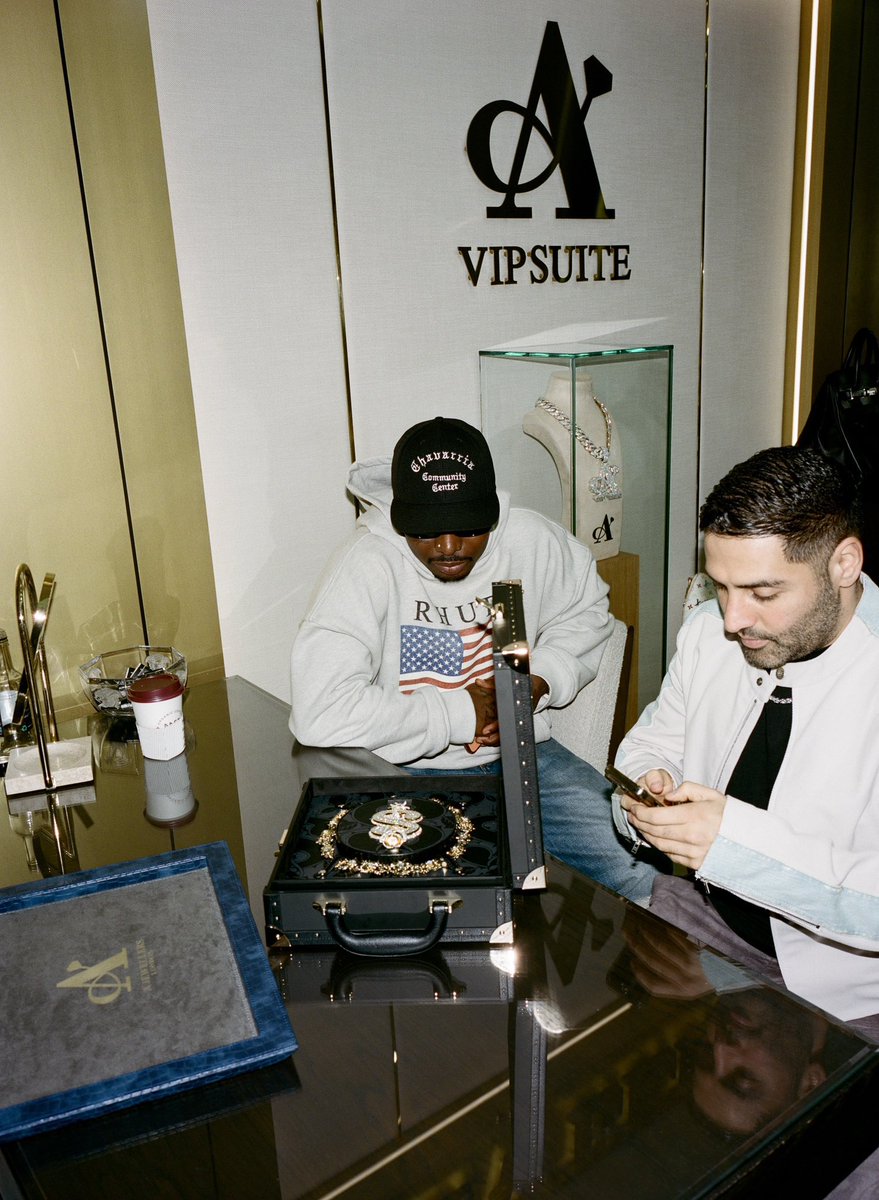 constantbuzz__'s tweet photo. 💎 Asake dripping in that new “M$NEY” piece. Big flex only. https://t.co/RNAytSM1Ve