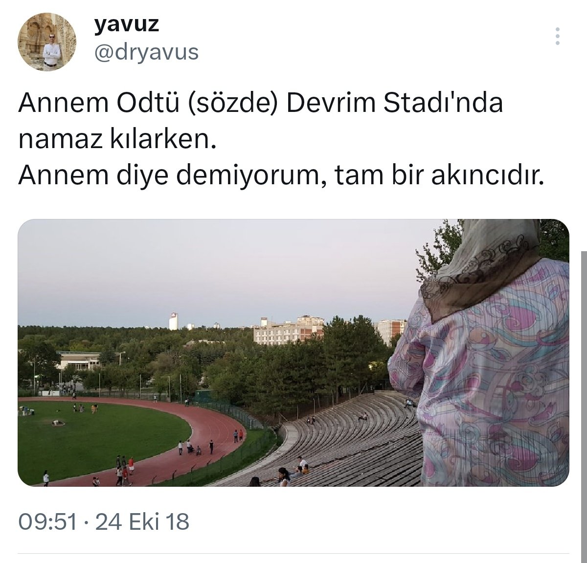 dryavus's tweet photo. Sevgili annem 2018 yılında mevzu bahis mekanda raconu kesmişti. Bayrak taşıma ihtiyacı hissetmez çünkü kendisi bizzat bir Türk bayrağıdır. https://t.co/Vm2aRf6GI1