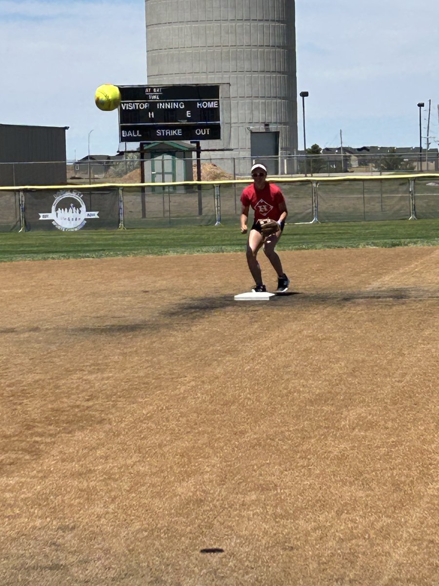 HUTCH SOFTBALL tweet media