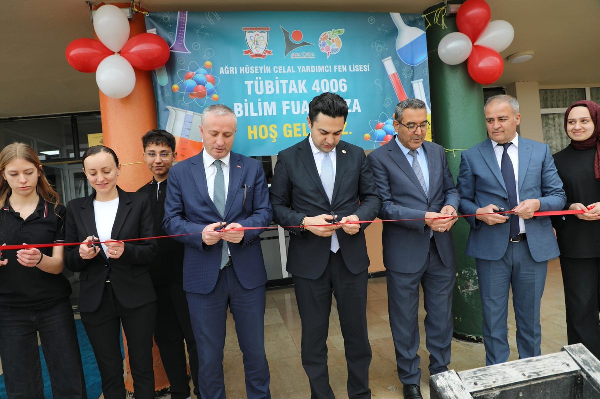 hcyfl04's tweet photo. Vali yardımcısı Sn.Tarık Buğra Seyhan ve il  Milli Eğitim Müdürümüz sn. Hasan Kökrek okulumuzda düzenlenen TÜBİTAK 4006-B bilim fuarının açılışını yaptı. https://t.co/hDcqbO136d