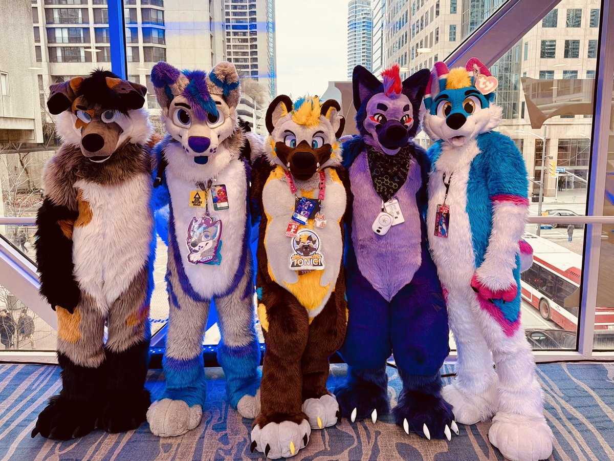 TonicYeen's tweet photo. Look at all these cuties 🤎💜💛💜💙 @pupwilco @Jastes33 @bighuskybutt  &amp; Fossil #fursuitfamily #GinTonicStudios https://t.co/7e7og5jech