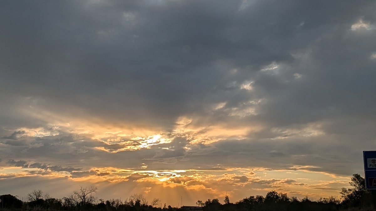 grabermike's tweet photo. Wonderful sunrise on the morning drive Cedar Rapids IA @KCRG_FirstAlert @GHeydWx @KopelmanWX @KGAN_Weather @WXSchnack @StormAlertWx7 @IAStormChasing @NWSQuadCities  @KyleKielWX  @eileenloanWX @CoreyT_WX @NStewWX @ICHawkeye https://t.co/9L3runyHK9