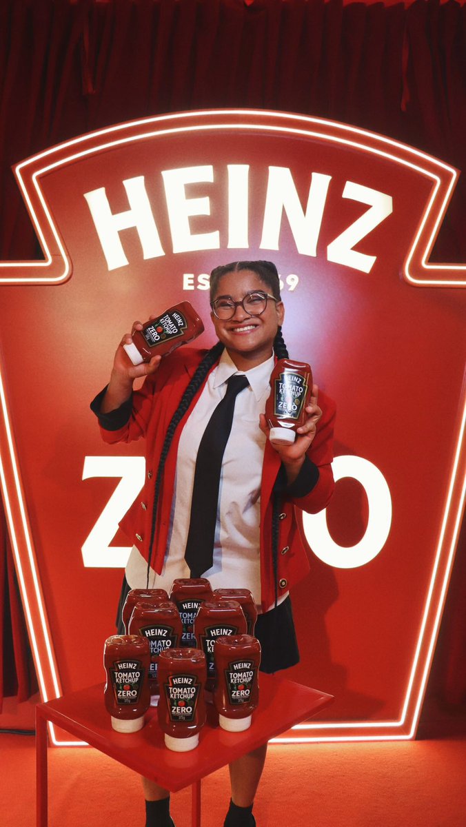 UploadMilena's tweet photo. É ELA! Tia Milena publicidade para a heinz simplesmente ficou muito bom eu adorei muito ela tem muito carisma sempre arrasando muito venha conferir como ficou incrível! 

TIA MILENA E HEINZ

 #TimeMilena #BBB26 https://t.co/JNChiFFRAX