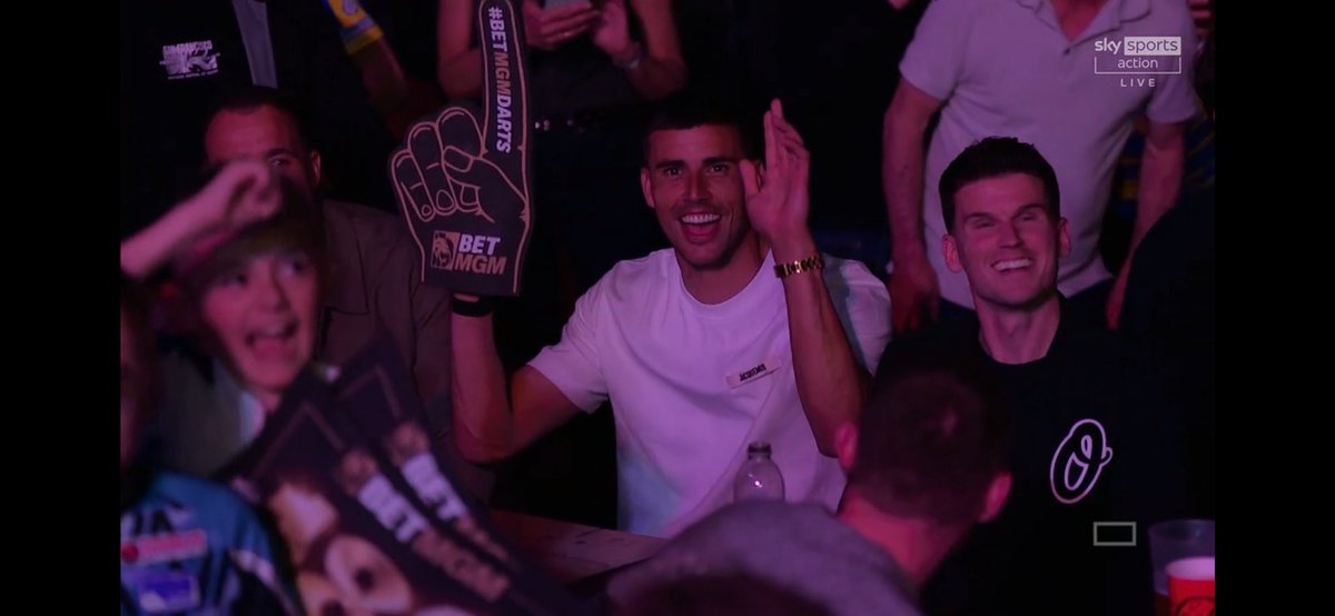 e_LeedsUnited's tweet photo. #LUFC at the darts 🎯 https://t.co/jKCZ1xpkMA