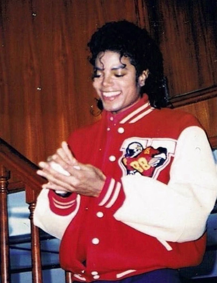 saycamore's tweet photo. can everybody stop perceiving Michael now? it’s been a fun two weeks but he‘s a niche artist who isn’t meant to be famous. he doesn’t like the attention. look at him he can’t even afford flashy clothes &amp; can’t keep up with this lifestyle. please respect his privacy. https://t.co/24wa5waYSG