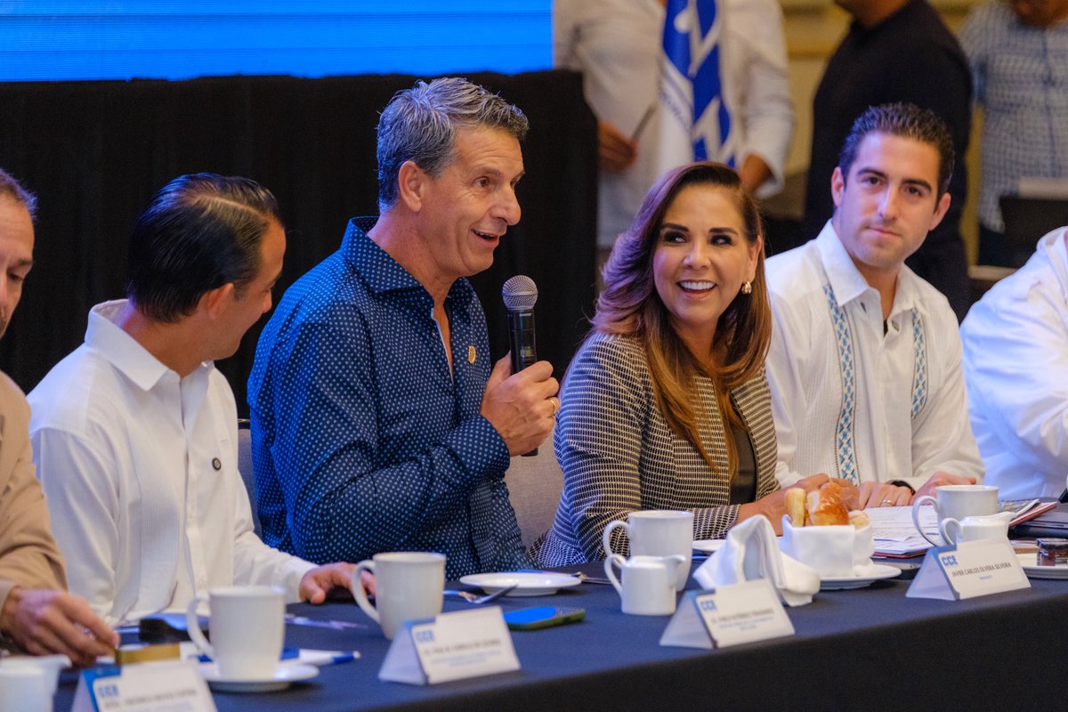 MaraLezama's tweet photo. 🏙️ El Distrito Financiero y Tecnológico de #Cancún avanza con paso firme como un nuevo motor de desarrollo para #QuintanaRoo.

Junto a más de 200 integrantes del Consejo Coordinador Empresarial del Caribe, fortalecemos la alianza con el sector empresarial para impulsar este proyecto que generará empleos de alto valor, innovación e inversiones bajo un modelo de desarrollo económico sustentable y competitivo.

Este distrito contará con infraestructura tecnológica, académica, financiera y de salud especializada, además de incentivos fiscales históricos para atraer inversión y fortalecer el crecimiento económico.

Seguimos trabajando en equipo, como lo establece el #NuevoAcuerdo, para construir un Quintana Roo moderno, competitivo y con bienestar para todas y todos.

#HumanistaConCorazónFeminista