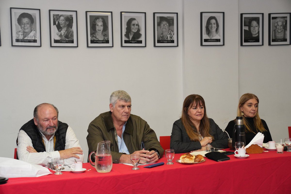 leonelchiarella's tweet photo. Reunión de la mesa de la @UCRNacional 

Convocamos a la Marcha Federal Educativa del próximo 12 de mayo, en defensa de la universidad pública y del cumplimiento de la Ley de Financiamiento Universitario.

Además, recibimos al presidente del bloque de senadores de la UCR, @EduardoVischi, para analizar la agenda legislativa.