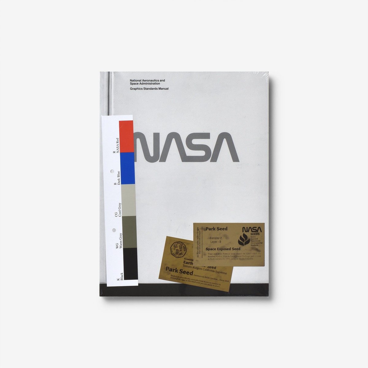 north_east_gdb's tweet photo. 「NASA」のデザインマニュアル。

予約『NASA, Danne &amp; Blackburn’s Graphics Standards Manual reprint』
https://t.co/ngLlnVOKhP

便箋からスペースシャトル「ディスカバリー」に至るまで、ビジュアルアイデンティティの網羅的なプレゼンテーションとなっています。 https://t.co/YkRAYgW3zw