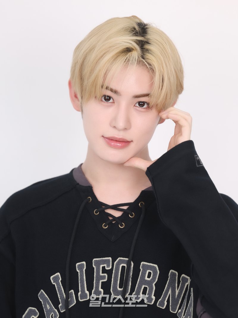 kickflip_jype's MINJE takes a photo before an interview with Ilgan