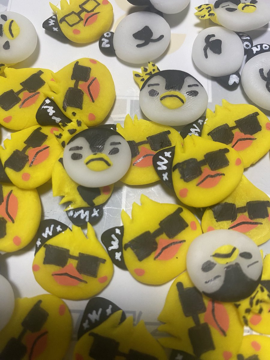3100Shio's tweet photo. 途中経過
十数年ぶりに粘土コネコネした(^-^)
完成品は明日から二日間お会いできた方に押し付けたいww

ペンペン、ピヨン、パンKのみですがもらってくれる人いるかなぁ〜？？

#2pm #2pm東京ドーム 
#2PM_15th_Anniversary https://t.co/gAXKg1C26q