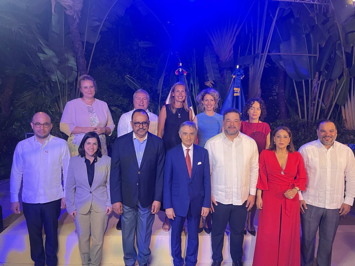 GermanAmbDR's tweet photo. El Día de #Europa nos recuerda que la #UniónEuropea nació de la voluntad de construir #paz, reconciliación y cooperación entre pueblos. 🇪🇺🕊️
Nos alegra celebrar estos valores junto a nuestros socios dominicanos y seguir profundizando nuestra cooperación. 
🇩🇴🤝🇪🇺🇩🇪🇫🇷🇮🇹🇪🇸🇳🇱 https://t.co/6EmTQSQy1V