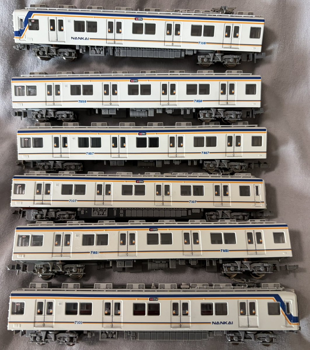 21004himajin03's tweet photo. 南海7100の一次車出来た。先頭奇数車前面の栓受も減らした。ロゴはN△N K△I。中間運転台のとこの貫通扉は、ガラス外す時にちょうど真ん中ガラスにヒビ入ったので、この際扉は除去。KATOの幌や方向幕シールが重宝 https://t.co/8pxnlL54OX