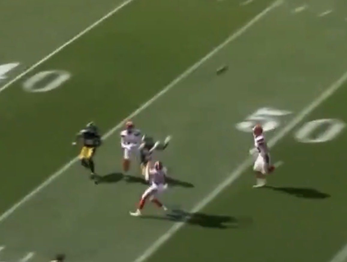 LucasHefty's tweet photo. @GottaBe_AG @jsteve2003 @CrispyCarlton Photo 1 you got a guy catching the ball over a defender with his back to the ball. This is a great catch. Photo 2 you got a guy taking the ball away from a defender who has position and facing the ball.. one is obviously more impressive than the other. https://t.co/ChsxxE1VxJ