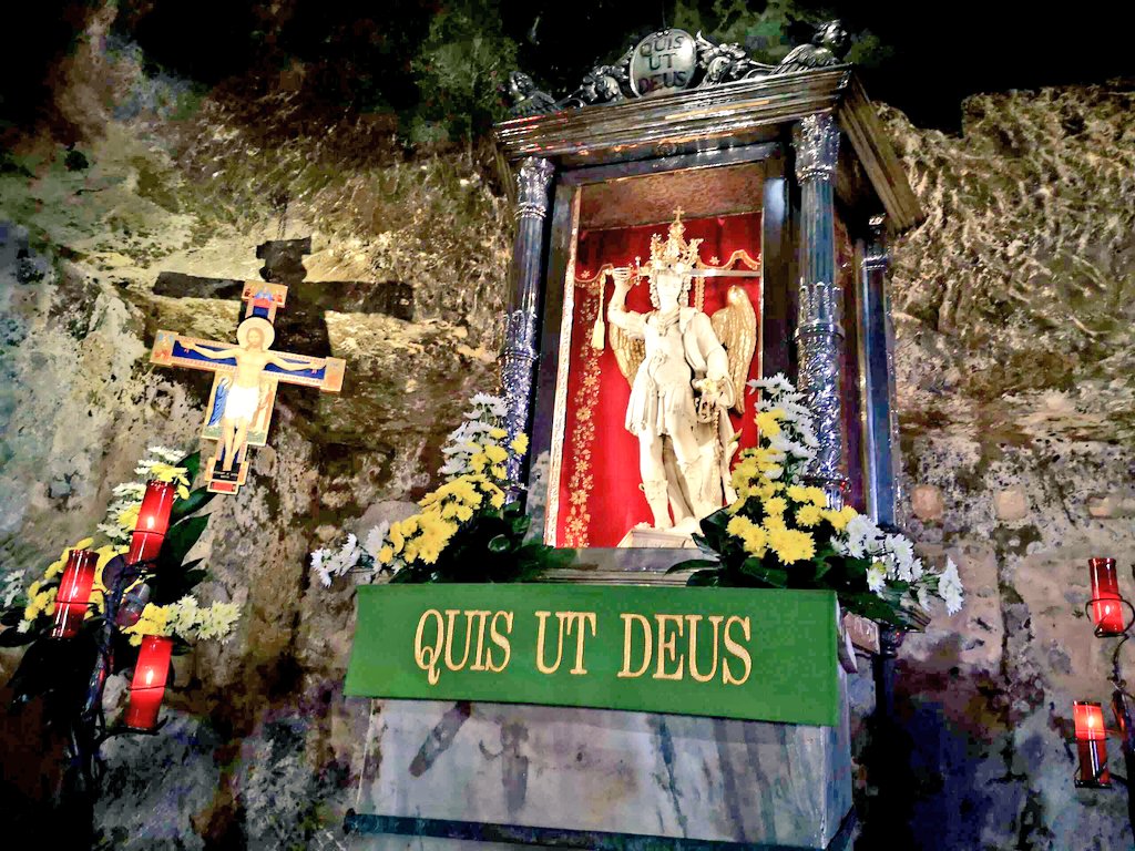 ✠ Hoy, 8 de Mayo, se conmemora la aparición del Santo Arcángel Miguel sobre el monte Gargano en Italia, año 492 de N. S. J. C.

¡Arcángel S. Miguel! Defiendenos en la lucha 

Estremecióse el mar y tembló la tierra cuando el Arcángel Miguel descendió del cielo, aleluia