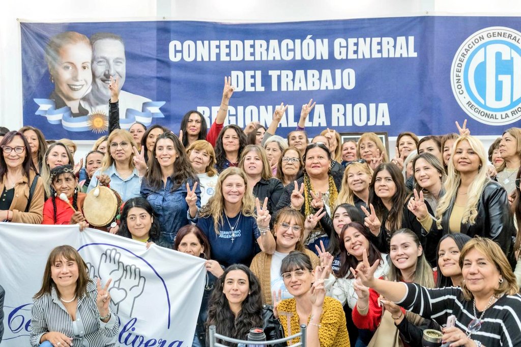 FlopezPrensa's tweet photo. #CGT | En La Rioja, la sdora @Florelop participó del acto por el natalicio de Evita junto a compañeras peronistas ✌️
🗣 “Hoy más que nunca, frente al ajuste y la pérdida de derechos, el legado de Evita nos marca el camino: defender al pueblo y la justicia social”, expresó López https://t.co/wGX8Y1Gpfq
